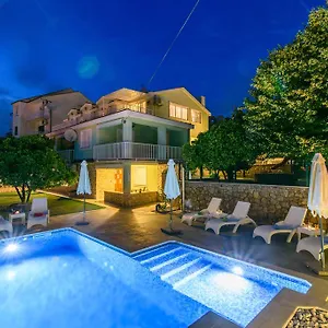 https://apartments-dubravka-trogir.hotels-in-trogir.com